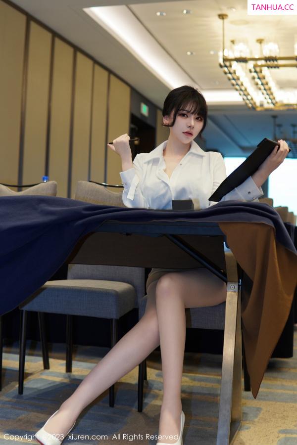   [XiuRen]高清写真图 2023.01.10 No.6111 桃桃子_ 短裙美腿第10张图片